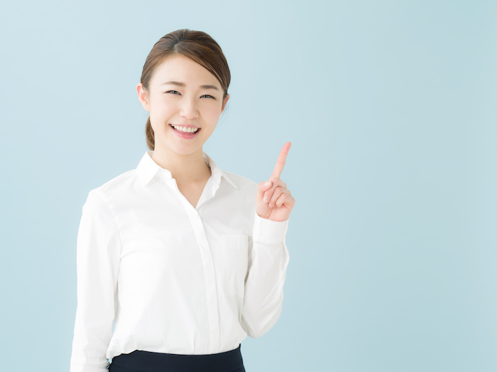時間がかかっても根管治療を選ぶ理由を説明する女性