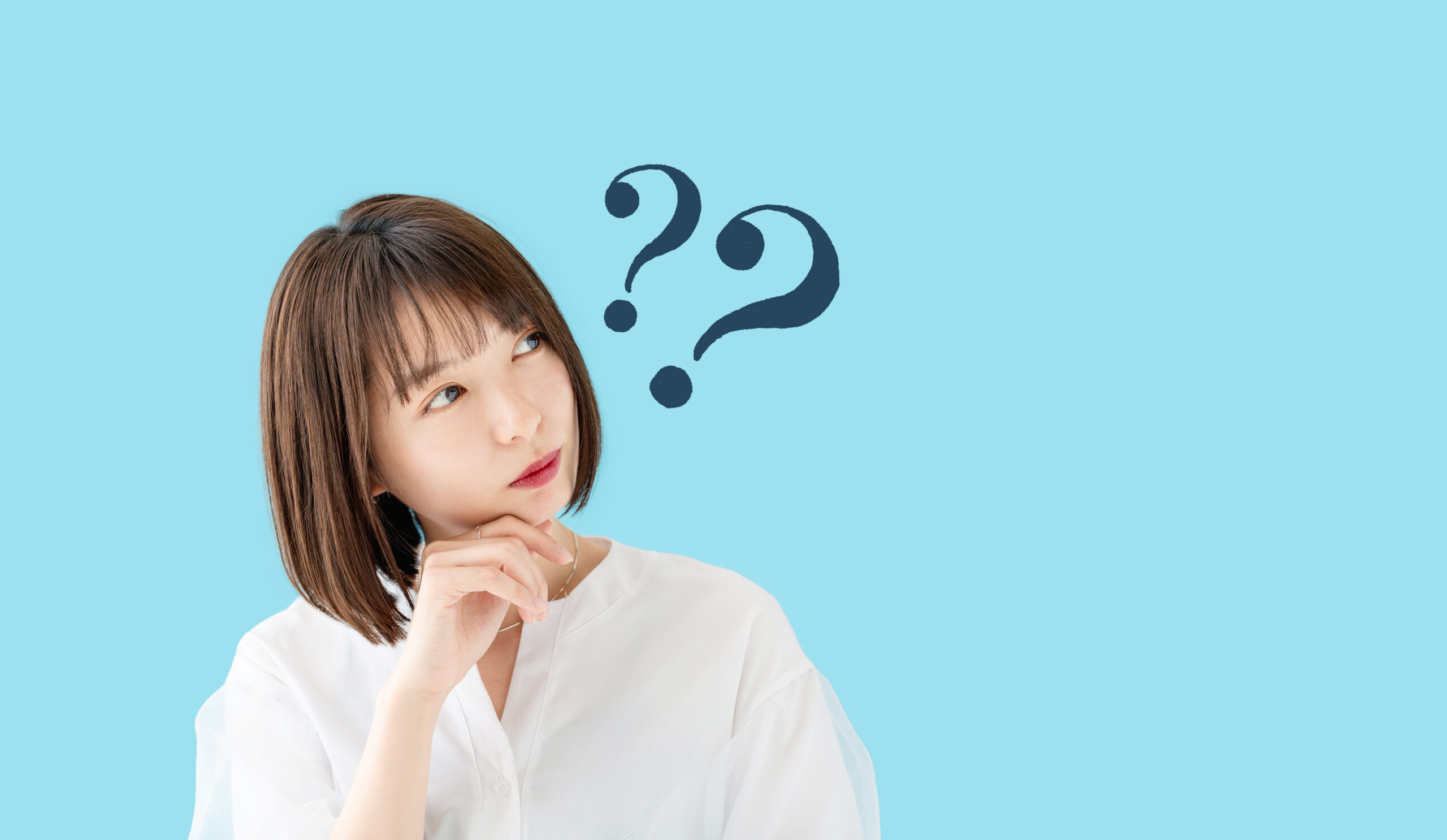 根管治療について考える女性