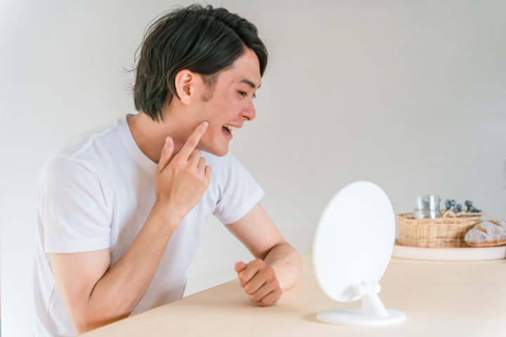 歯周病になっているか確認している男性