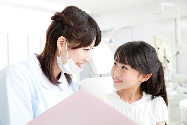 子どもの歯科検診の内容を説明する歯科衛生士