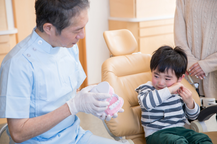 子どもが歯科検診を嫌がるときの対処法として重要性を説明する歯科医師