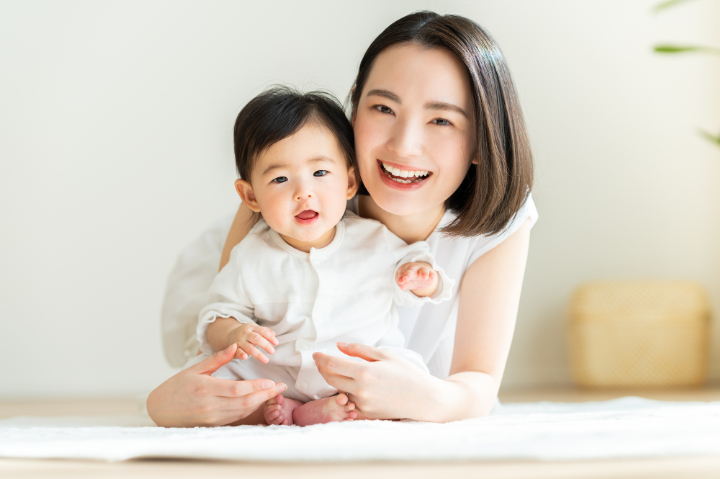 子どもの歯科検診を終え笑顔の親子