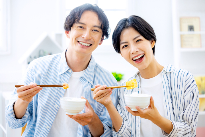 むし歯を治療し美味しく食事をする夫婦