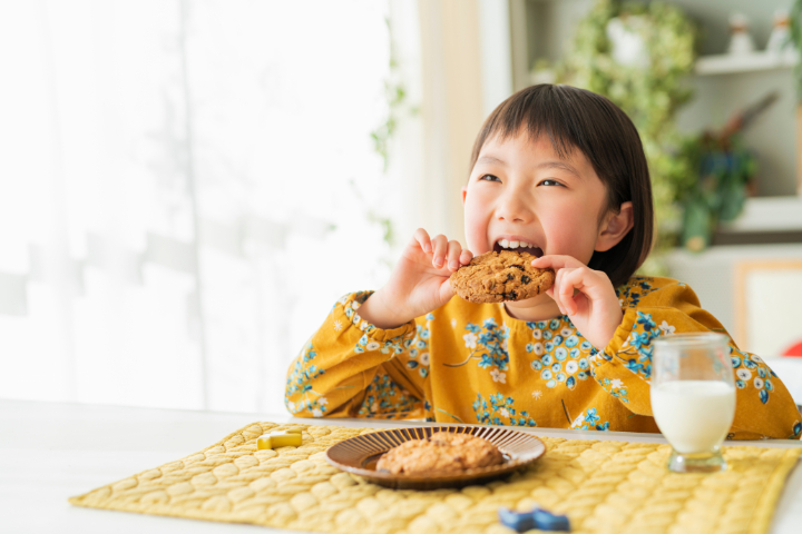 虫歯になりやすい理由としておやつをだらだらと食べる子ども
