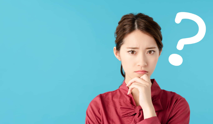 虫歯があるとホワイトニングできないのか考える女性