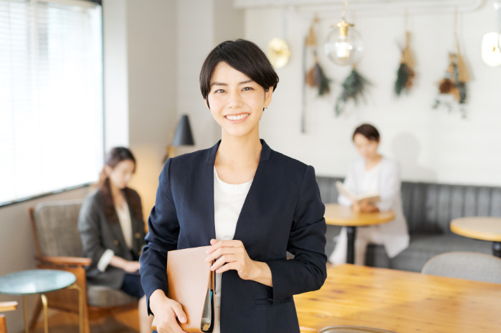 歯周病を予防し友人と食事にきた笑顔の女性