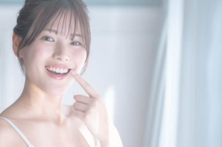 適切なメンテナンスでセラミックの歯を使用する笑顔の女性