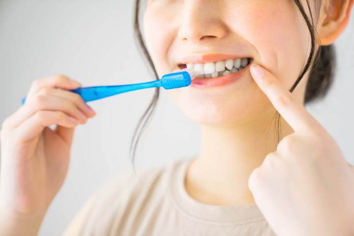 ホワイトニング後に虫歯を予防する為に丁寧に歯みがきをする女性