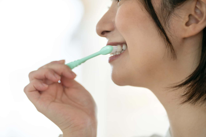 歯を失わないように歯みがきをする女性