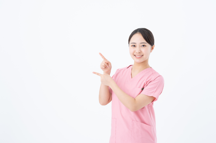 セラミック治療後も歯科医院でメンテナンスを受ける理由を説明する歯科医師