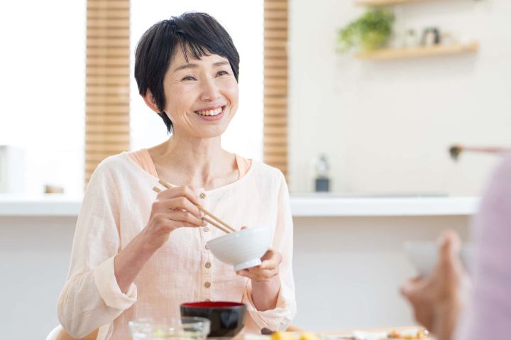 歯を失わないように日頃から気を付けて食事を楽しむ女性