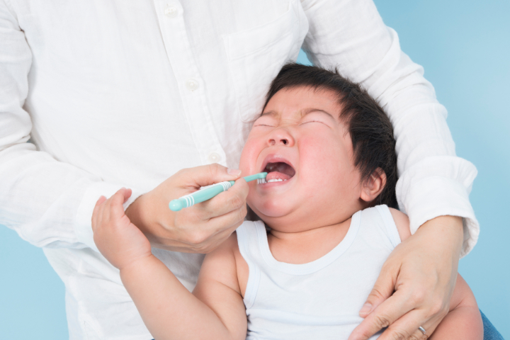 歯磨きを嫌がる幼児