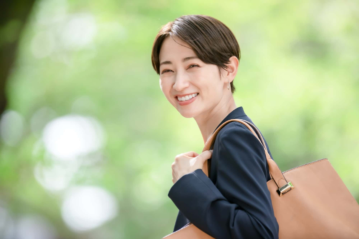 虫歯治療にかかる費用を抑えられて笑顔の女性