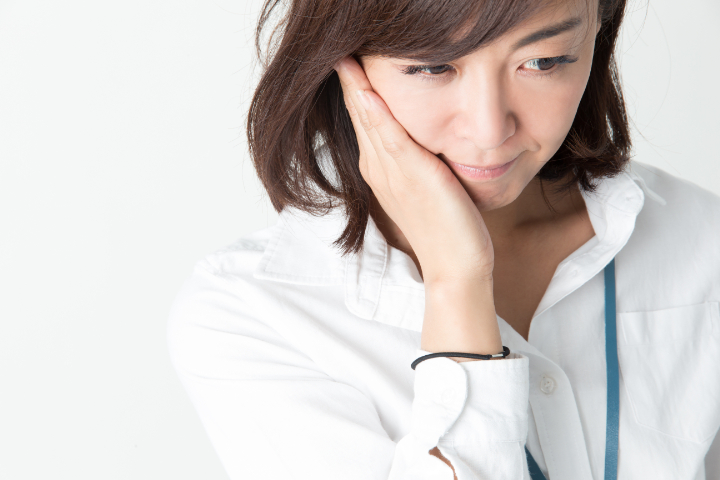 歯が抜けた状態を放置し顎の骨が少なくなって悩む女性