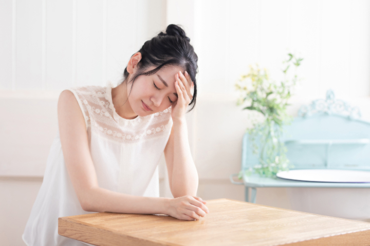 歯ぎしりの原因のストレスを抱えた女性