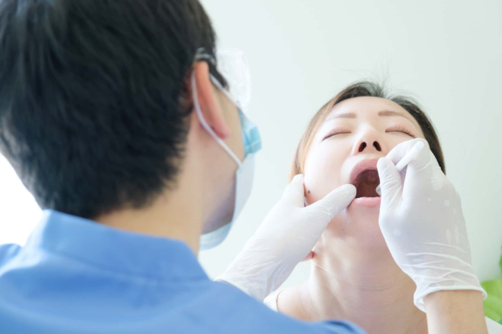 ホワイトニング施術前に口腔内の状態をチェックしてもらう患者