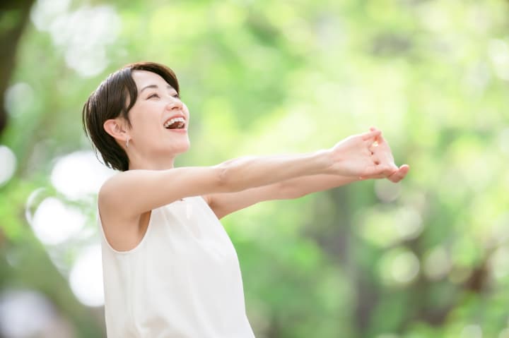 自然の中でリラックスする女性