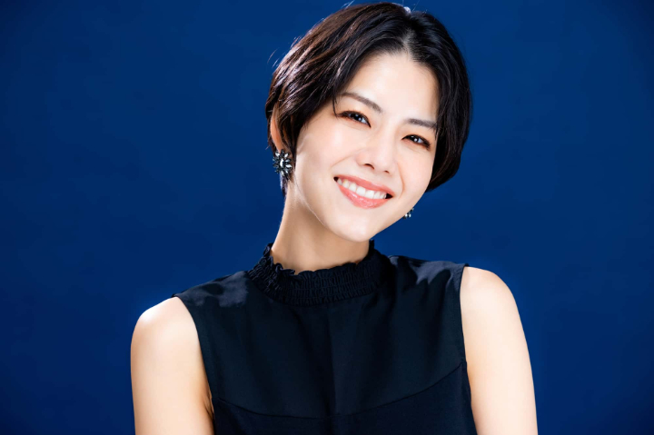 ホワイトニングをした美しい歯で笑う女性