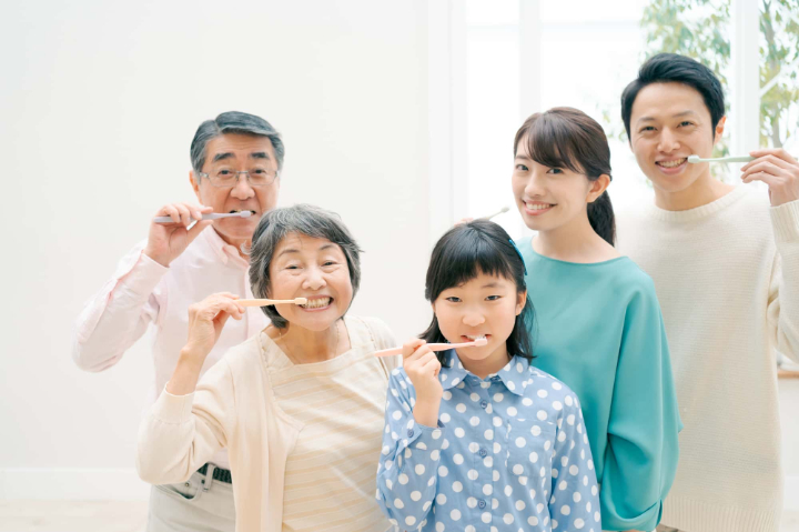 ブラッシング指導で歯みがきをする家族