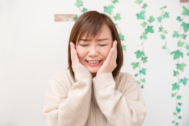 歯ぎしりをする女性
