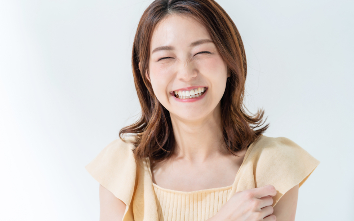 初期の虫歯を治療して笑顔を見せる女性