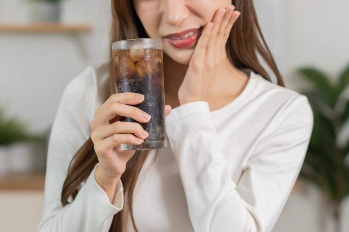 冷たい飲み物がしみるようになった女性