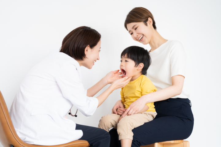 歯科医院で定期検診を受ける様子