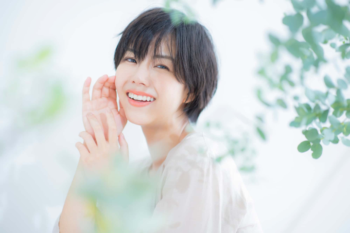 ホワイトニングをした美しい歯で笑う女性