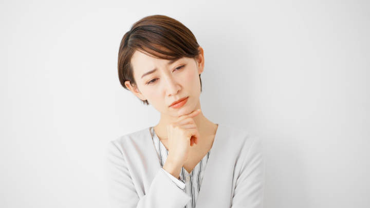 金属アレルギーでもインプラント治療を受けられるのか疑問に思う女性