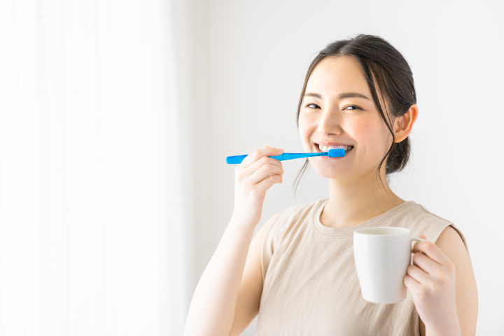 笑顔で歯磨きをする女性