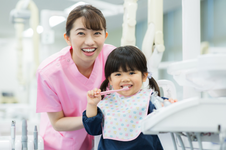 定期検診でフッ素塗布をしてもらい笑顔の子ども