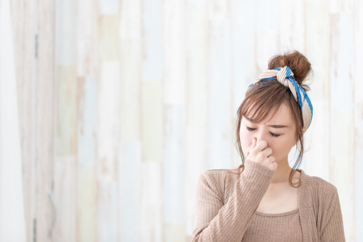 セラミックの歯が臭い原因が気になる女性