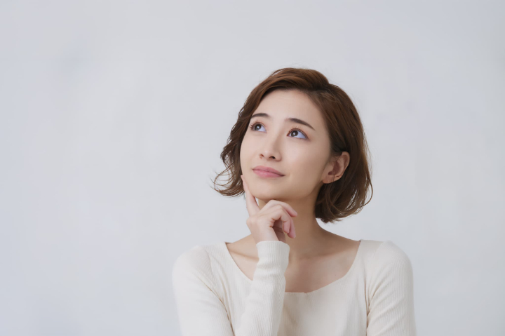 オフィスホワイトニングの効果と持続期間を考える女性