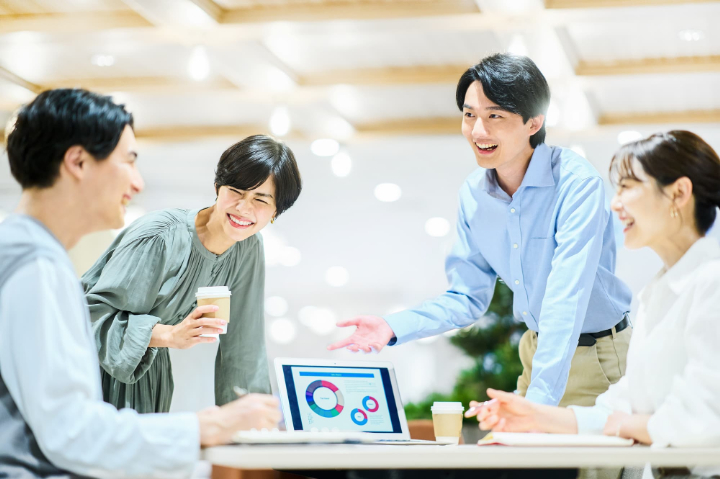 職場で生き生きとディスカッションする若い男女