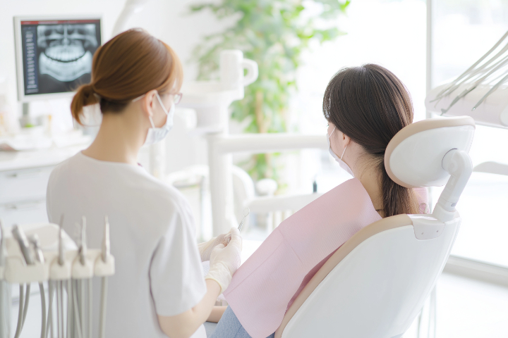 セラミック歯の臭いを繰り返さないために歯科医院を定期的に受診する女性