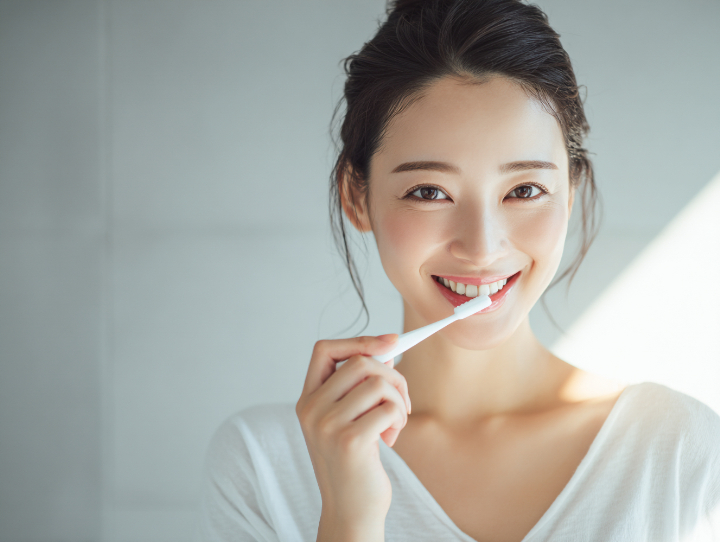虫歯を予防するために丁寧に歯磨きをする女性