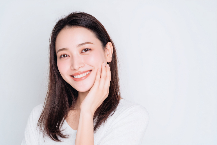 インプラントの治療を終え笑顔を見せる女性