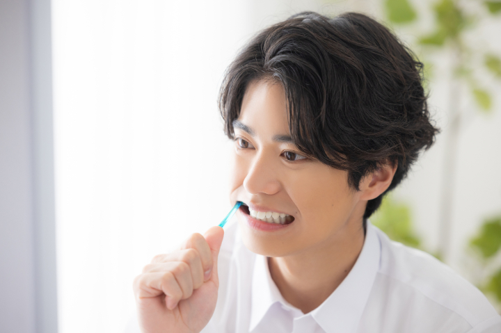 歯周病を予防するために歯磨きをする男性