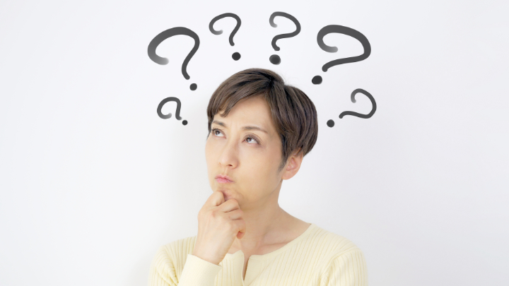 歯のクリーニングは痛いのか考える女性