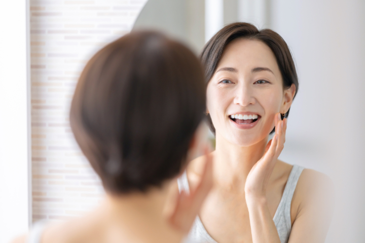綺麗な歯を鏡で確認する女性