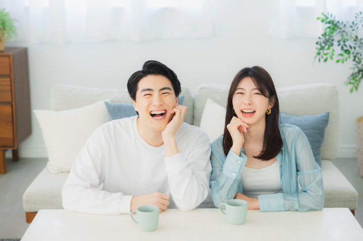 禁煙と歯周病予防をして健康に過ごす笑顔の男女