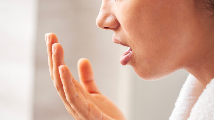 口臭をチェックしようとする女性