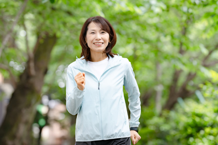 元気にジョギングを楽しむ女性