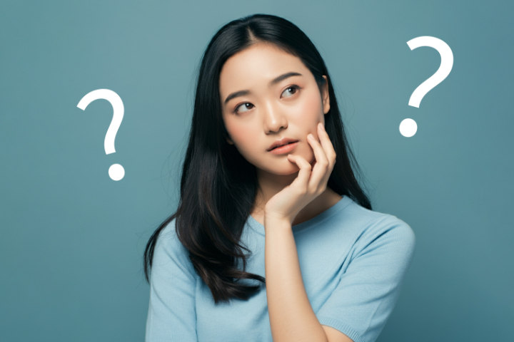 ホワイトニング後にしみる原因を考える女性