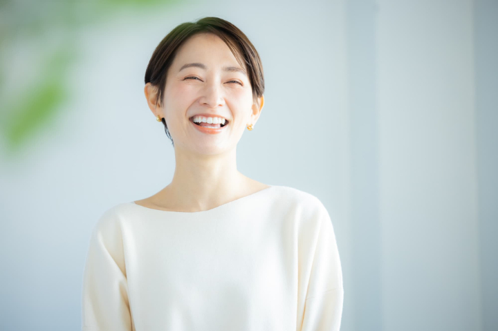 笑顔のショートカットの女性