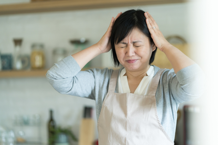 インプラント治療で失敗してしまったと思っている女性