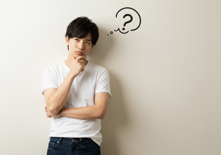 コンポジットレジン充填とは何が違うのか考える男性