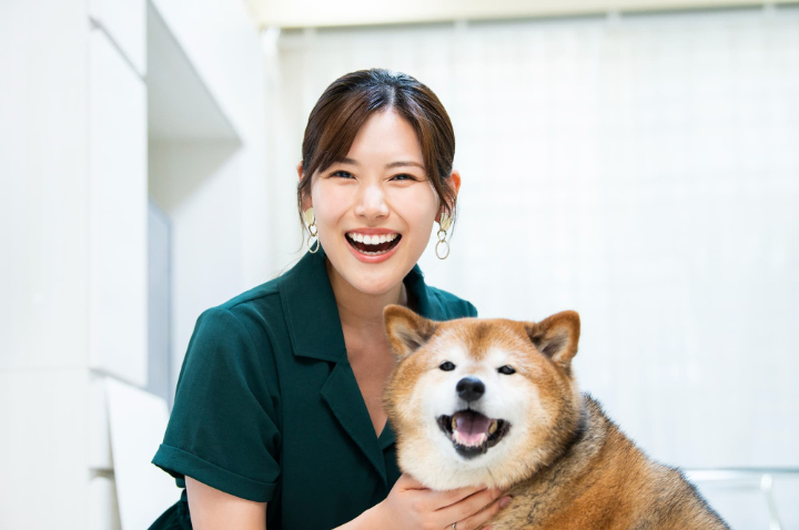 銀歯を白い素材に交換して笑顔に自信が出た女性と愛犬