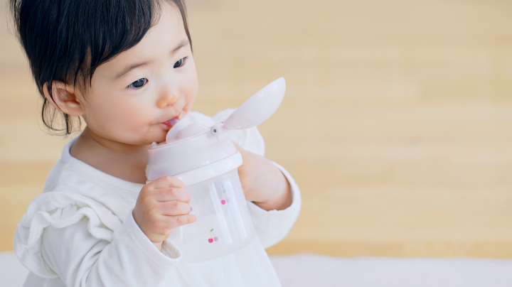 お水を飲む女の子