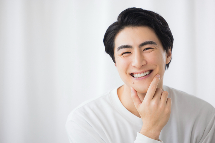 ダイレクトボンディングで歯を治療して満足そうな男性